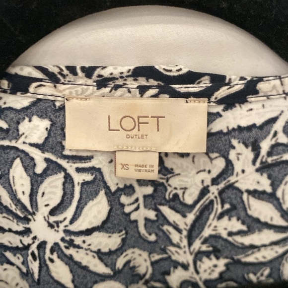 Ann Taylor LOFT Floral Wrap Dress with Ruffle V Neck XS - Picture 4 of 5